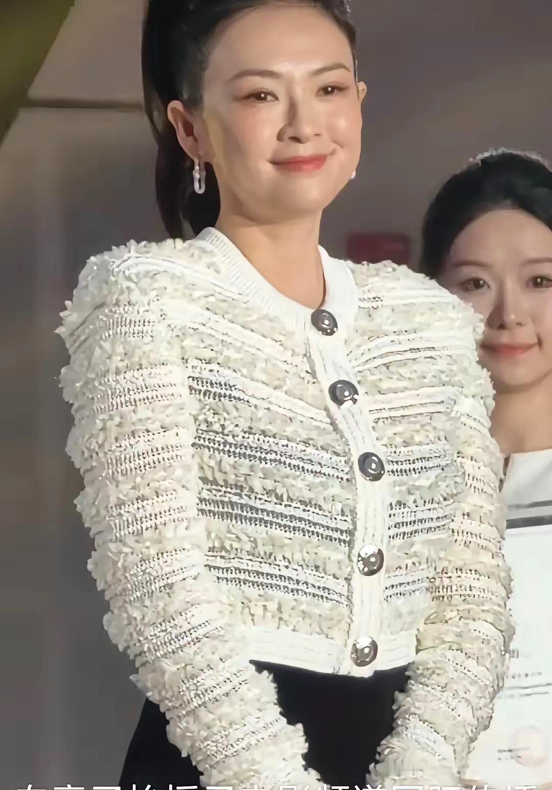 如果你看到章子怡的脸有点“垮”，别猜医美。那是顶级演员“过度疲劳”的勋章。她