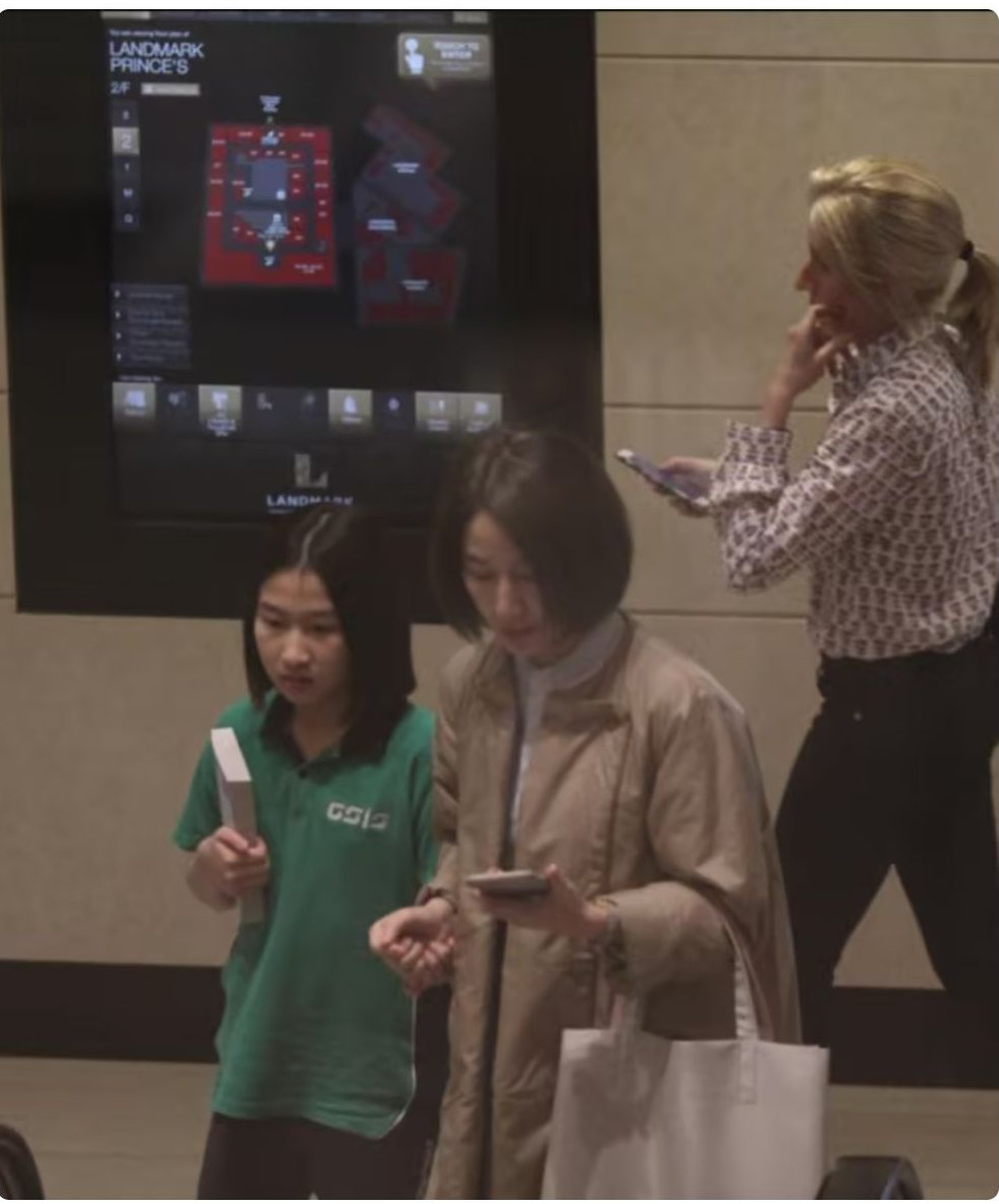 张家辉公开20岁女儿近况，想做作家遭妈妈阻止，关咏荷称谋生困难