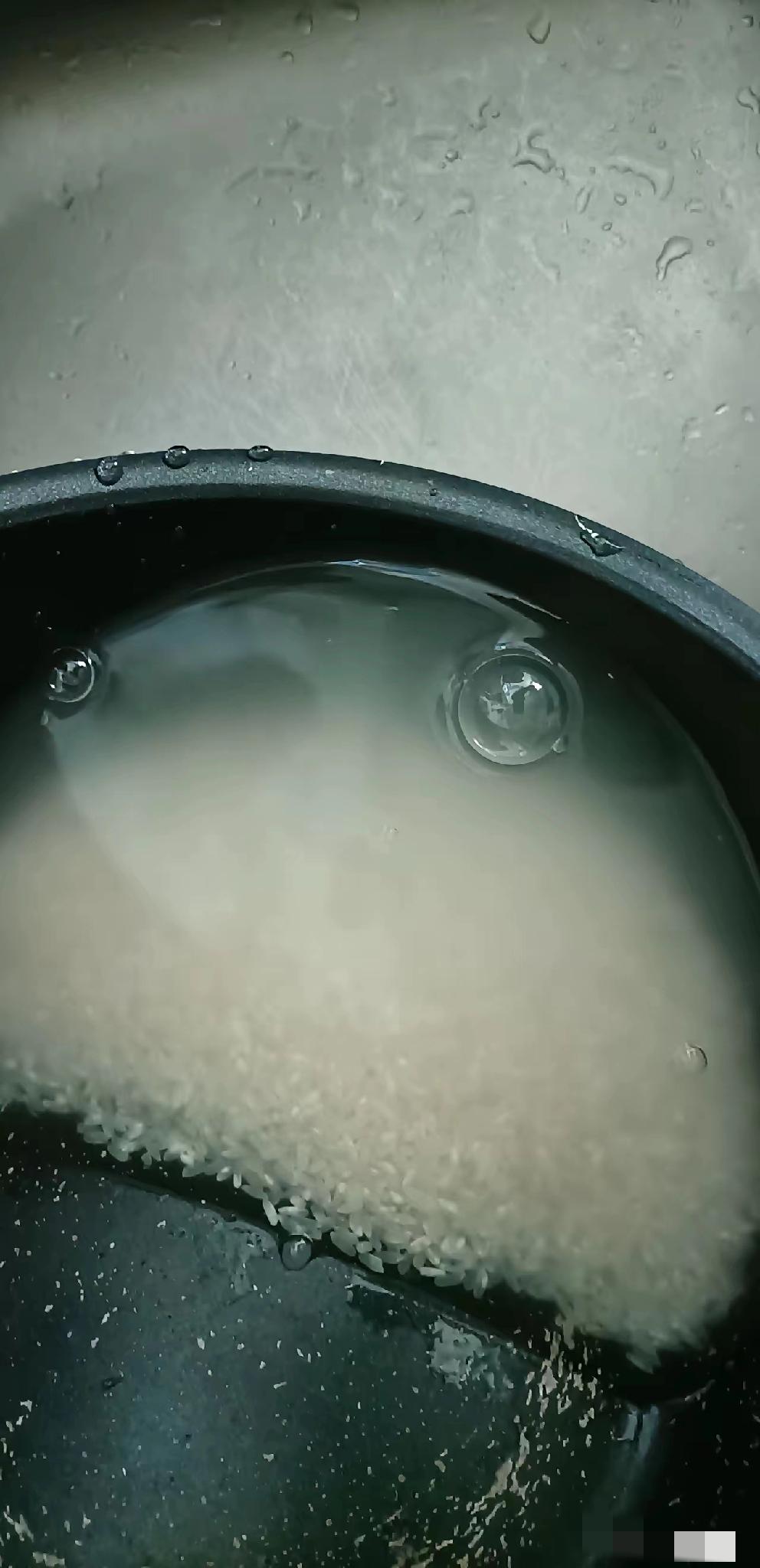 过去的大米因为怕有尘土，所以做饭之前要淘下水。而淘米的水是白色浑浊的，因为里面含