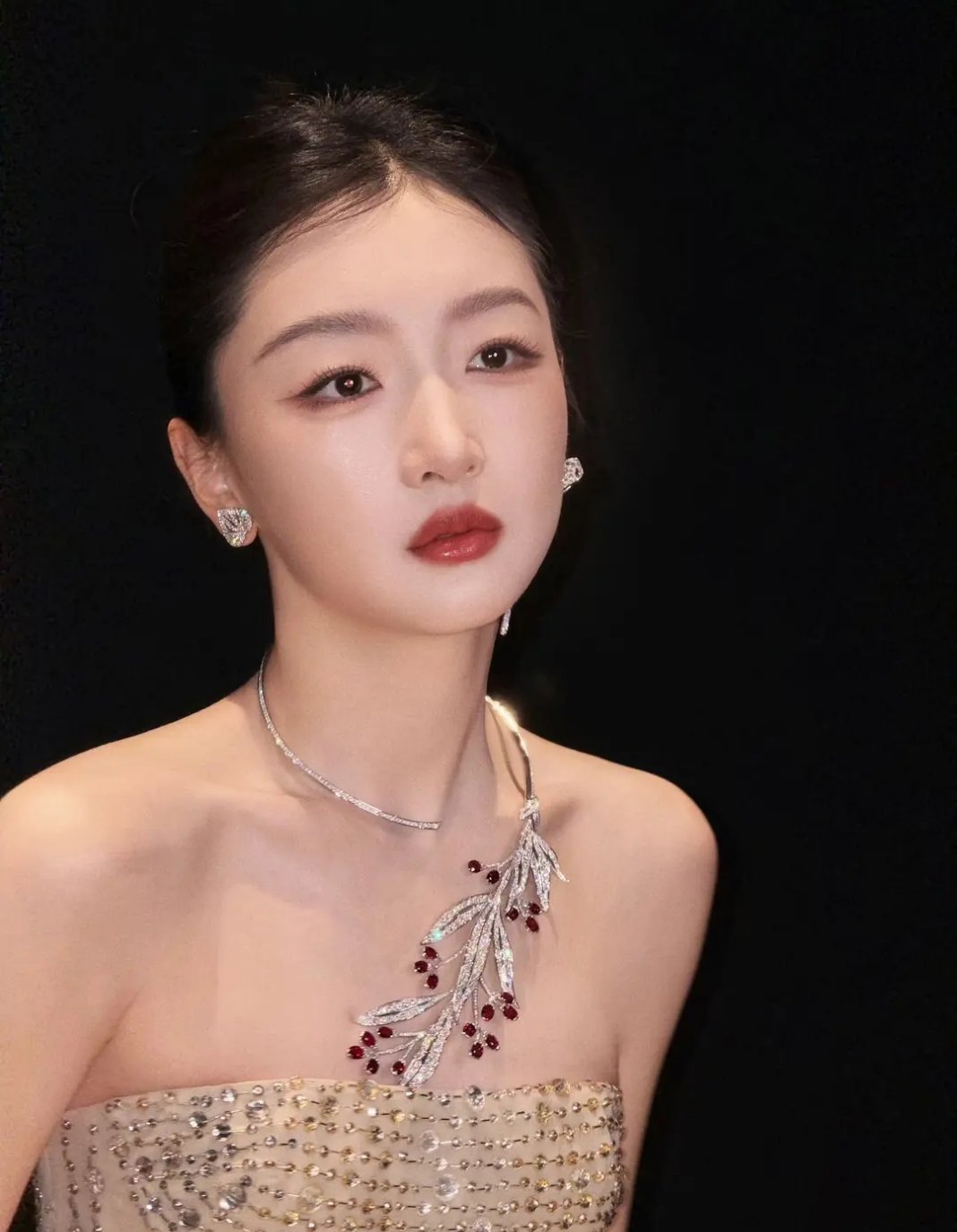 杨单镜头下的周冬雨真的好有灵气，这套珠宝衬得她又仙又贵气美到失语。