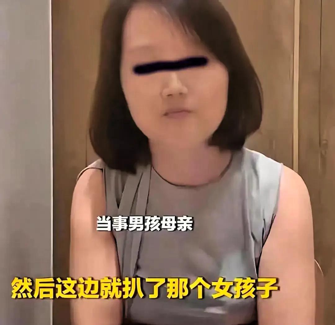 一个4岁的孩子，被成年人揪住衣领，哭着挣扎，脖子上留下伤痕。看到这一幕，最该先问