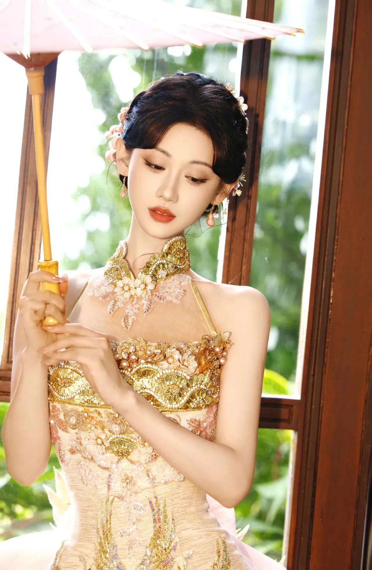 美女壁纸～一袭鎏金旗袍绾温婉，油纸伞轻扬衬风华。发髻缀花，眉眼含柔，光影漫过衣间