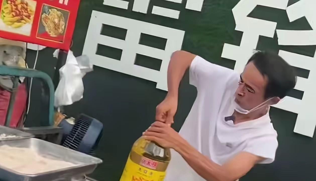 鸡排哥的利润挺薄的，6元一份的鸡排成本很高，他的油是西贝同款，鸡胸肉却不是预制的