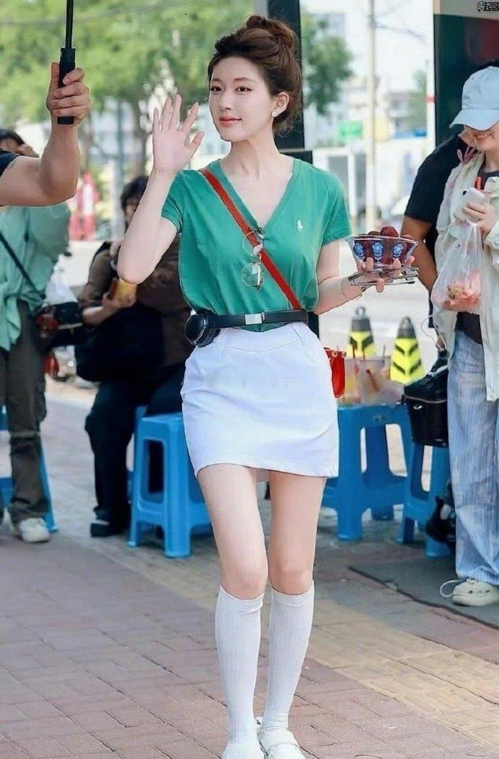 赵露思，耳机都可以当腰带了……女明星的腰都这么细吗，身材也太好了吧