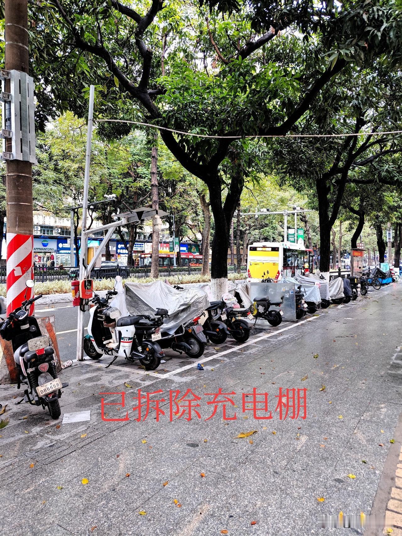 广州行人的福音！人行道上的电动自行车充电棚——拆！今天路过一人行道，好像有点不