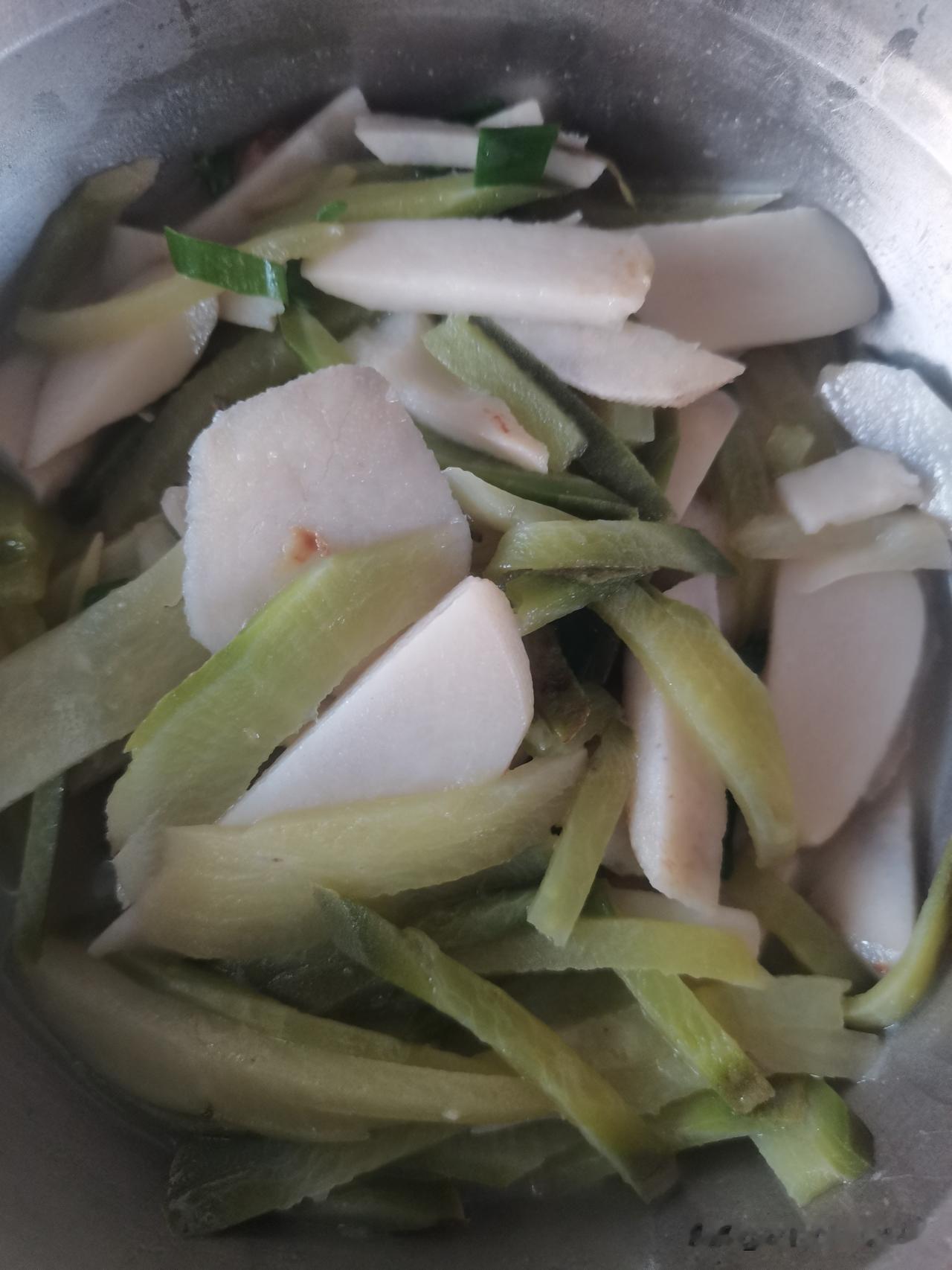 我发现，吃的粗糙点，大便顺畅多了。最近这几天，一直地瓜芋头，萝卜白菜的轮流吃，