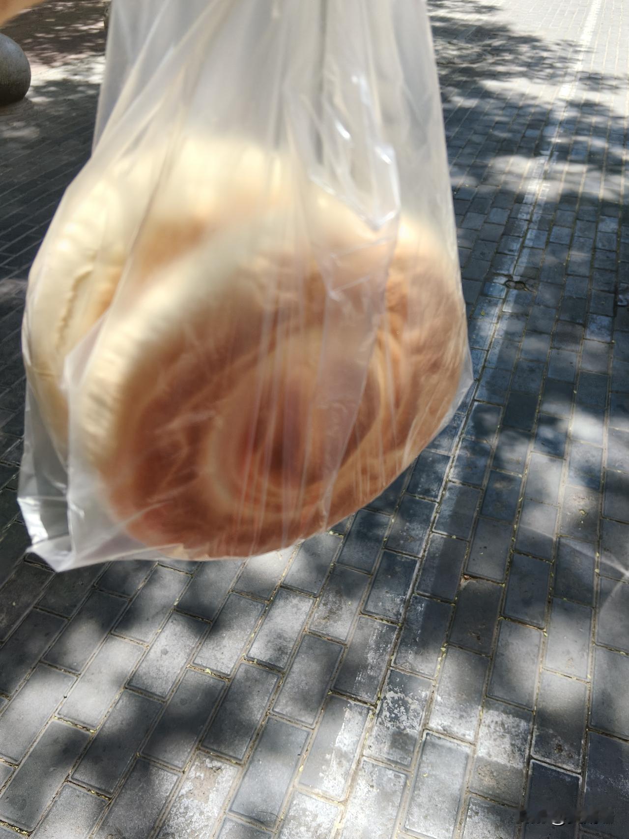 你们知道不？兰州的这种大饼非常的好吃，我以前也吃过兰州很多家的大饼，都没有这种大