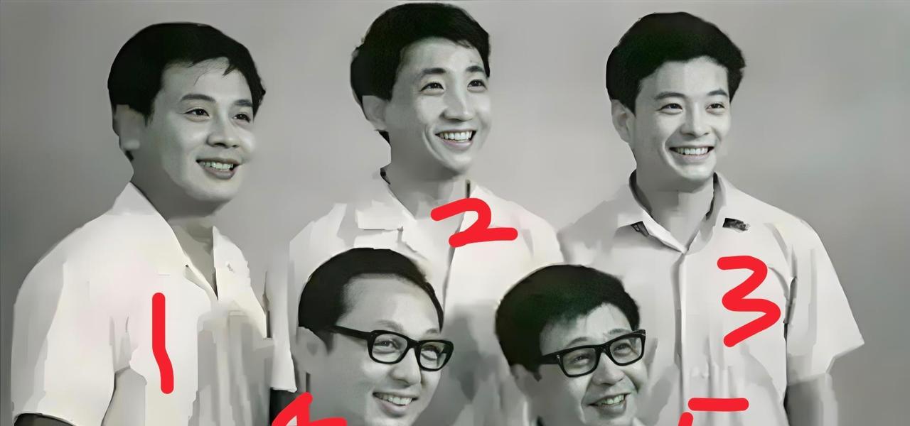 姜昆和几位相声演员的一张老照片,2号姜昆,全都认识的就是高手。那是一张泛黄的老