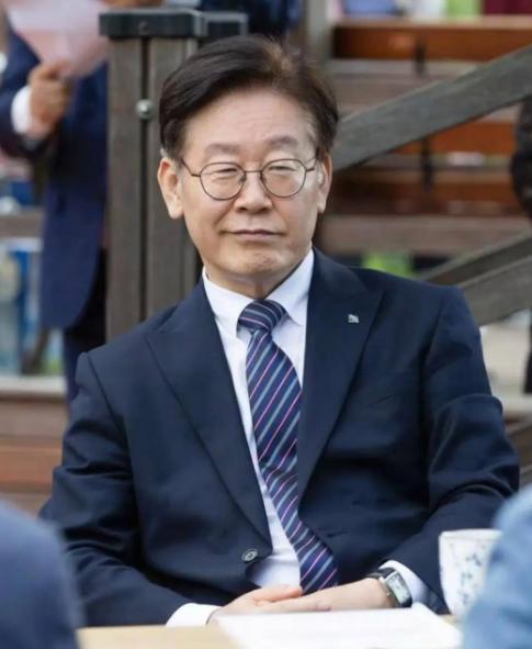 外媒问韩国总统李在明:若中国武统台湾,你会不会出手?李在明笑着回答:那是人家的家