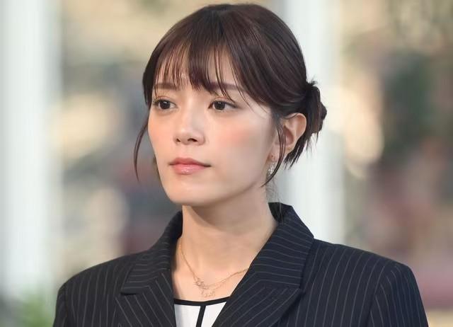 朝日电视台主播三谷紬在电视上说到：“女性如果不想被侵害，就别去男性家里，不要两个