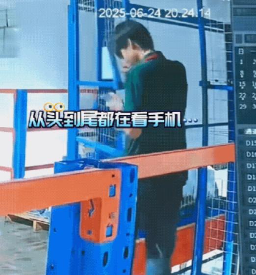 可惜了！6月25日，男子上班时一直在看手机，导致进电梯时一脚踩空掉了下去，如果只