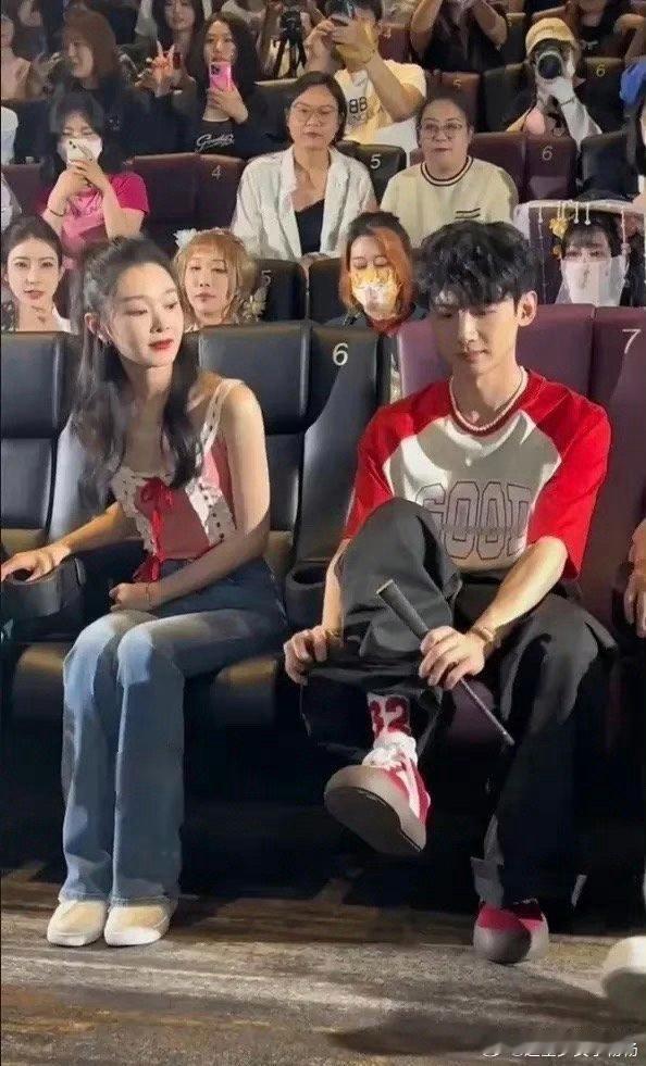 白敬亭太可爱啦！宋轶两次看他，他都毫无反应，估计是在那装酷呢，这模样真招人喜欢。
