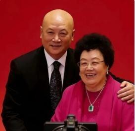 1995年，陈丽华和儿子商量生意的问题，迟重瑞突然插了一句。只见，陈丽华瞬间变了