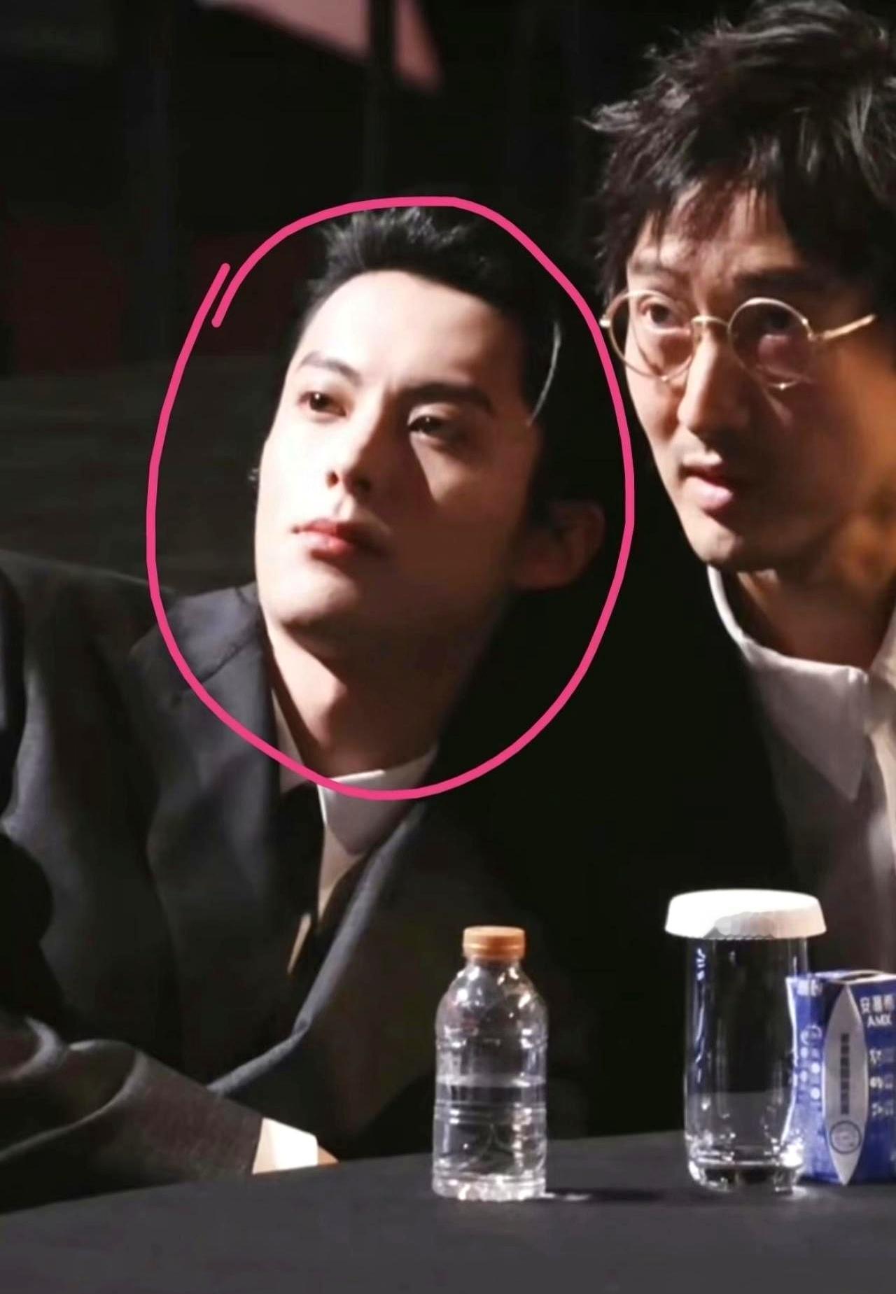 王鹤棣当上新一季《亲爱的客栈》老板，第一个就想到拉老友王传君来撑场。结果一句“我