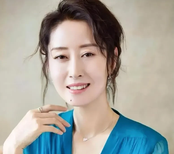 现在全网最开心的应该是刘敏涛的女儿了，自从刘敏涛离婚后，就独自带着小玉米生活