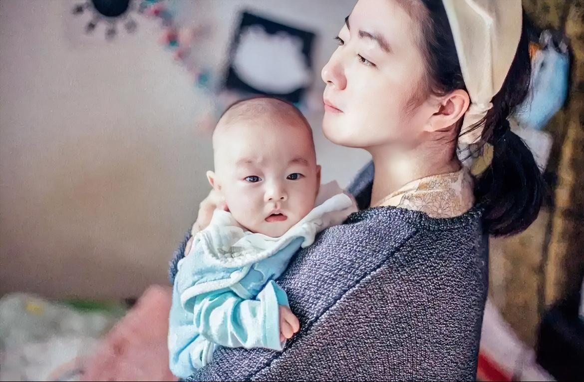 为什么现在的单亲妈妈越来越多了？因为男人不靠谱？因为男人没担当？因为小三太多