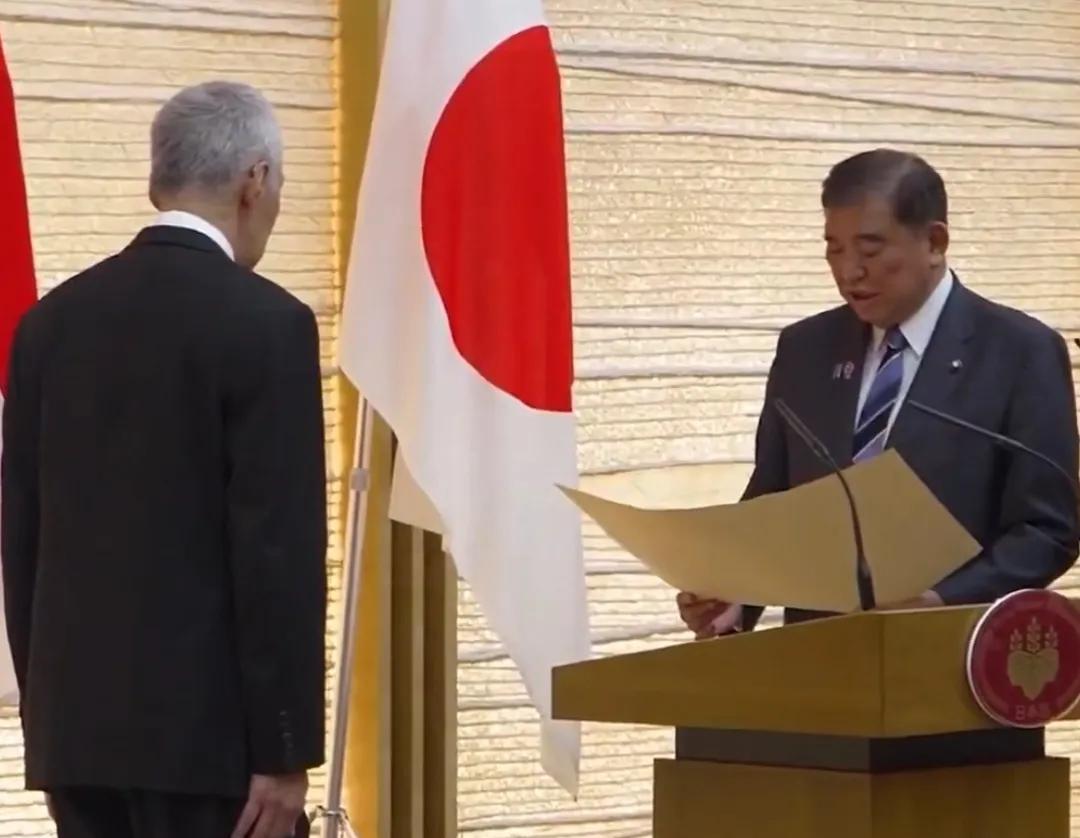 #日本首相石破茂授予李显龙“旭日大绶章”#新加坡前总理李显龙访日，日本首相石茂
