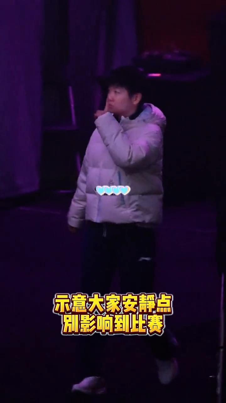 孙颖莎进场观赛，粉丝现场观众集体欢呼，人气火爆。示意大家安静点，别影响到比赛。