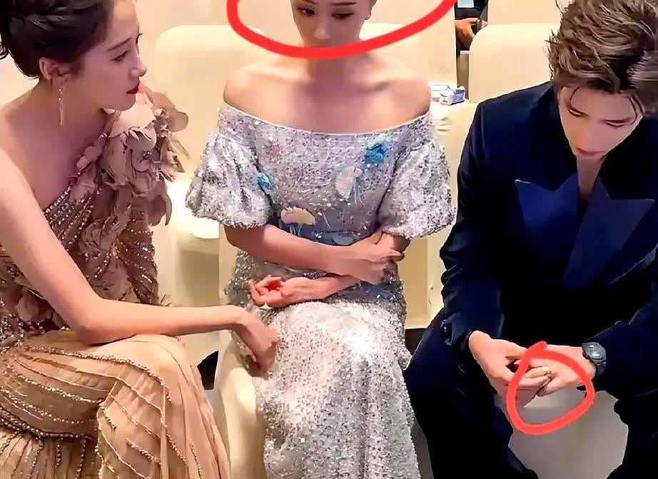 现在终于明白了蒋欣会那么紧张地把关晓彤的戒指遮住了。你看白玉兰现场镜头扫