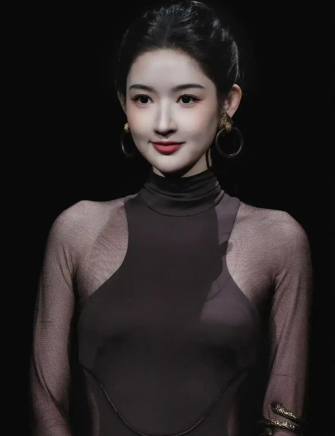 助理全程提着裙摆，下车差点踩空摔倒，风一吹裙子直接糊脸。你以为红毯是女明星争奇