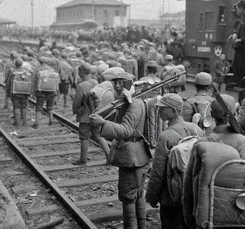 淮海战役关键阻击战，司令员与政委意见相左，最后动用军事决定权淮海战役关键阻