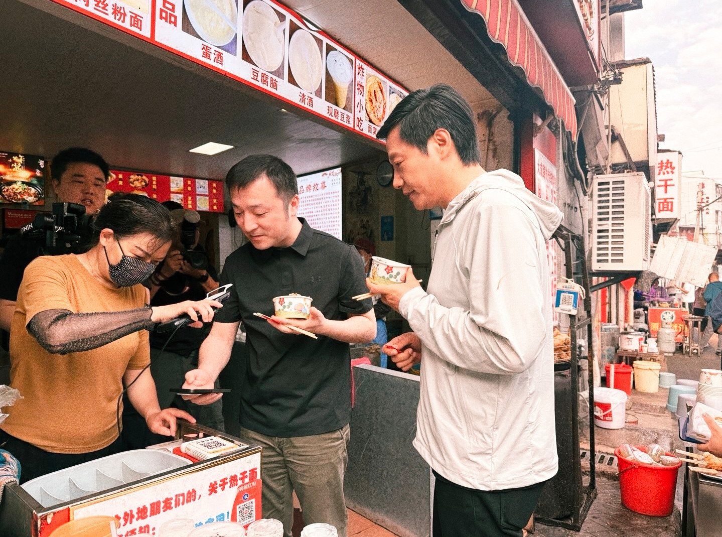 雷军在武汉过早大家吃早餐了吗。