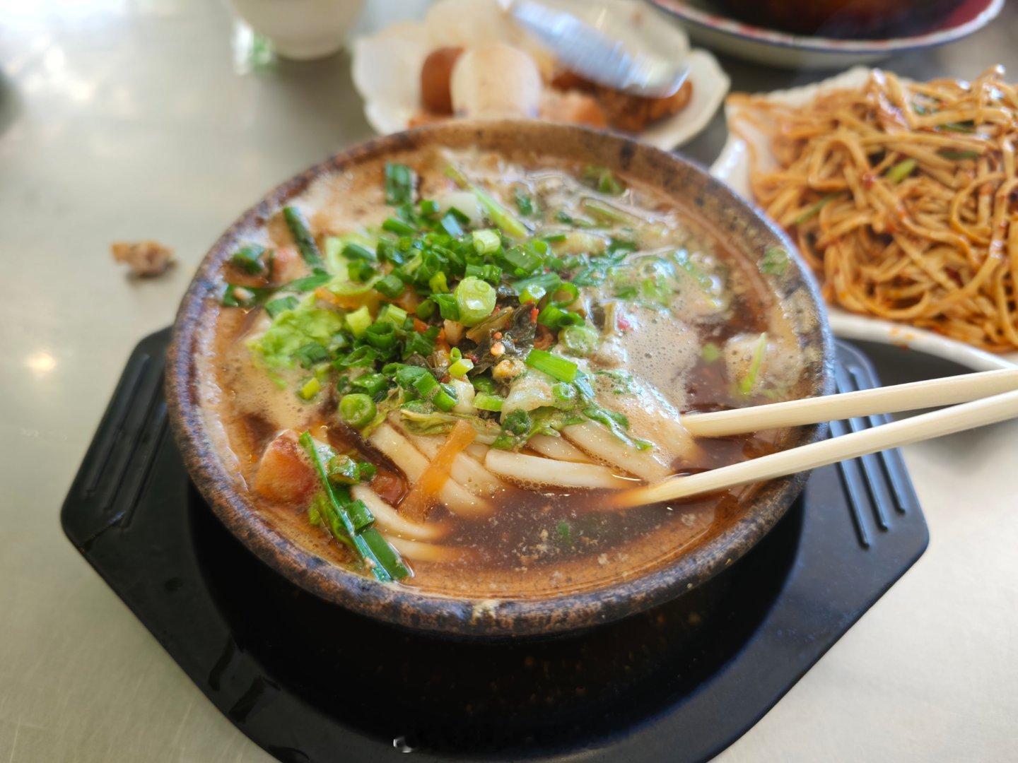 来丽江的朋友确实可以来吃下这家砂锅王（黑龙潭老店），风味还比较地道主要是价格也不