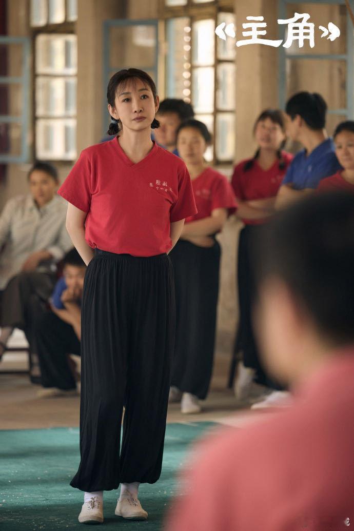 秦海璐打呼噜演到要道歉真的好喜欢秦海璐饰演的花彩香。她扎着双麻花辫，跟个小姑娘