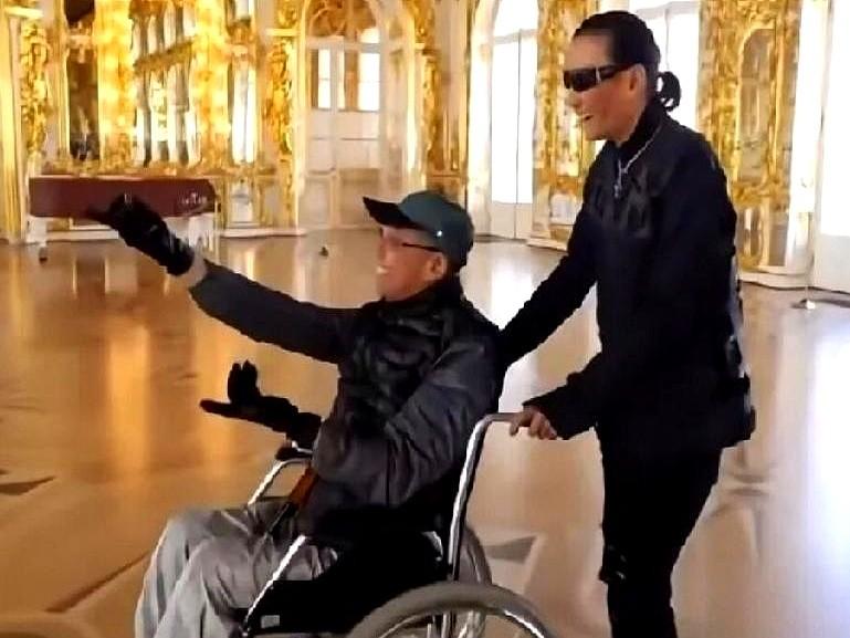 胡枫，才是活得最明白的那个人。谢贤嫌弃曾江坐轮椅拖累进度当场翻脸动手，胡枫挡在