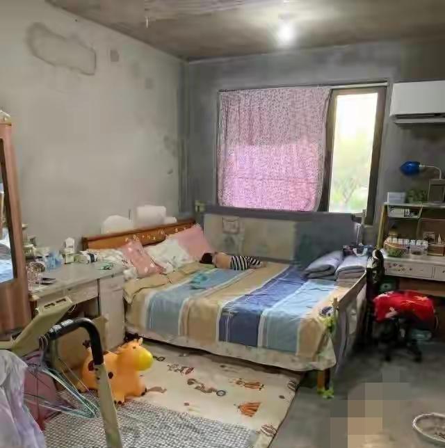 谁说在上海安家就得掏空钱包？这一家三口反其道而行，拎包住进毛坯房，1万块就
