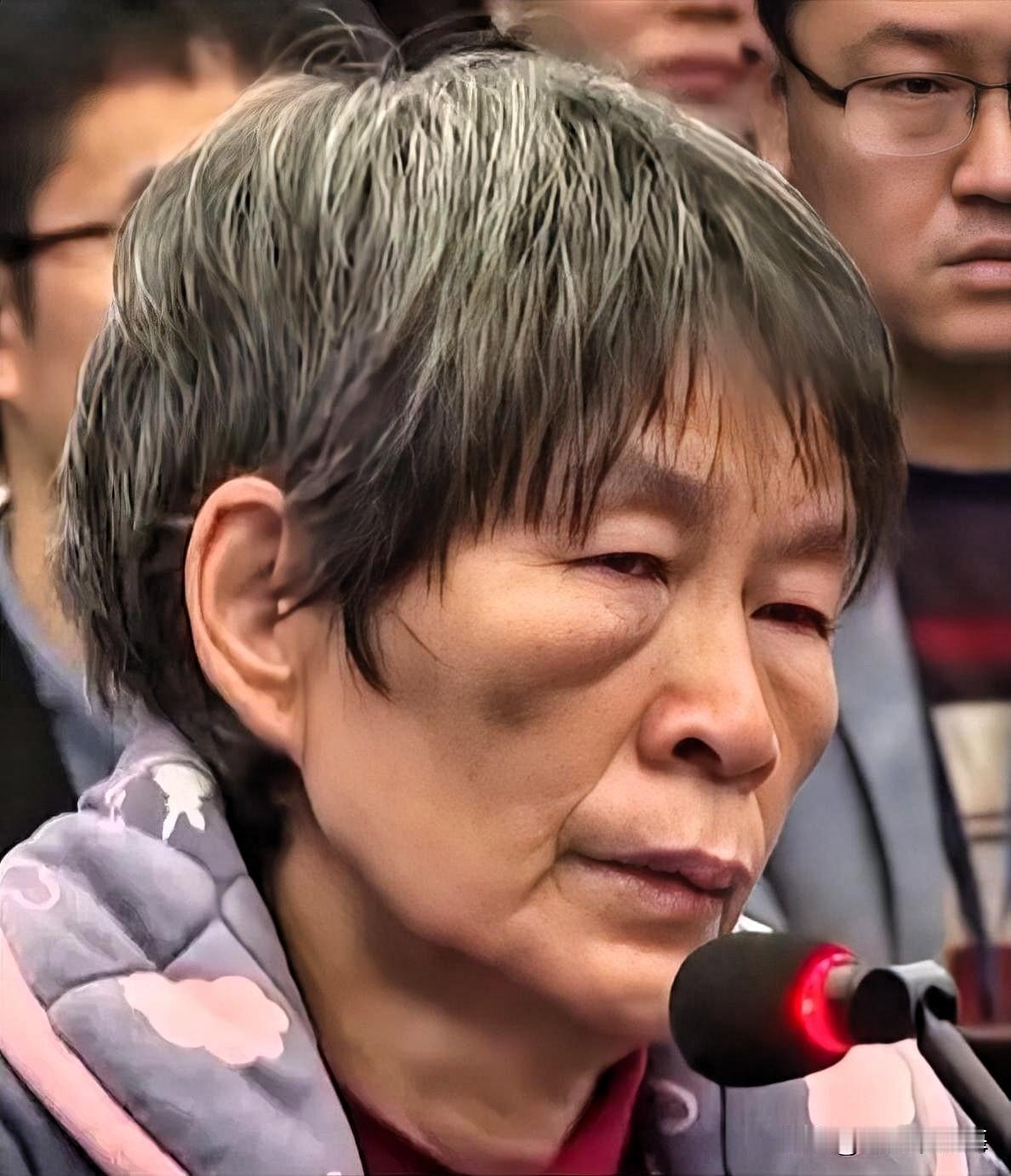 她就是“梅姨”？我看着那间出租屋照片，后背发凉梅姨落网前住的那间房，我看了挺