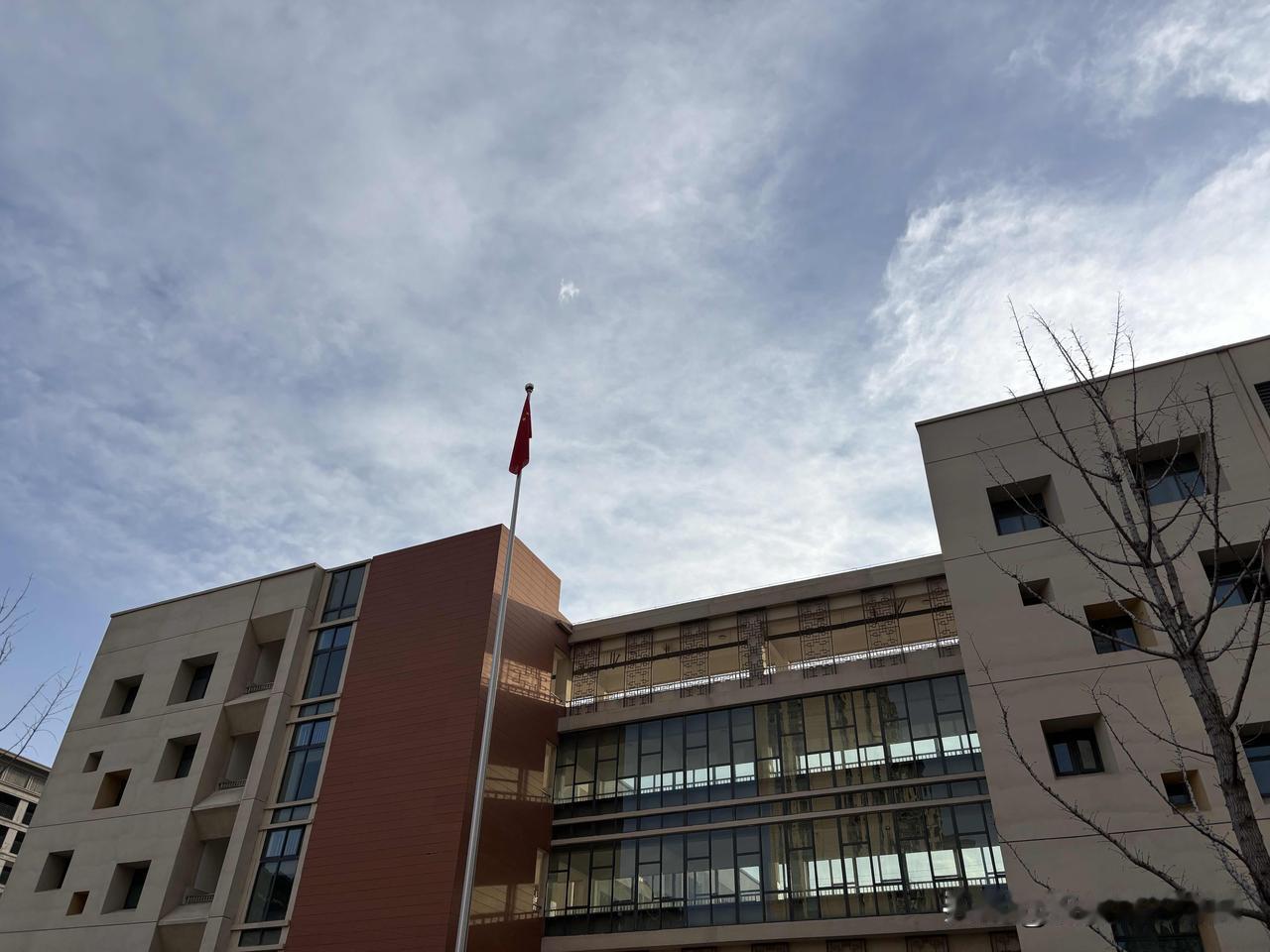 单位里果真是两种人吃香尤其小学老师想要晋升职称要么是中层领导要么
