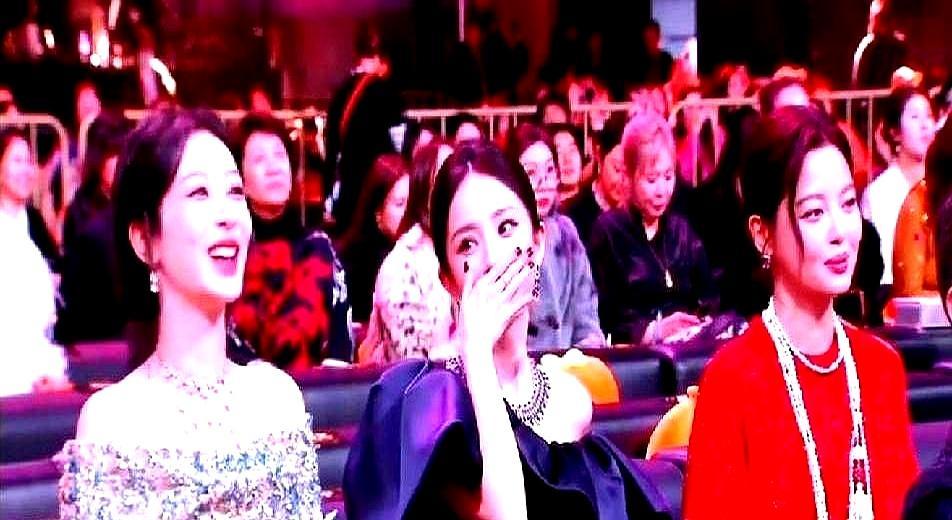 杨紫的后槽牙，成了当晚最贵的表情包。她仰头大笑，牙花子全露在外面，裙子跟着