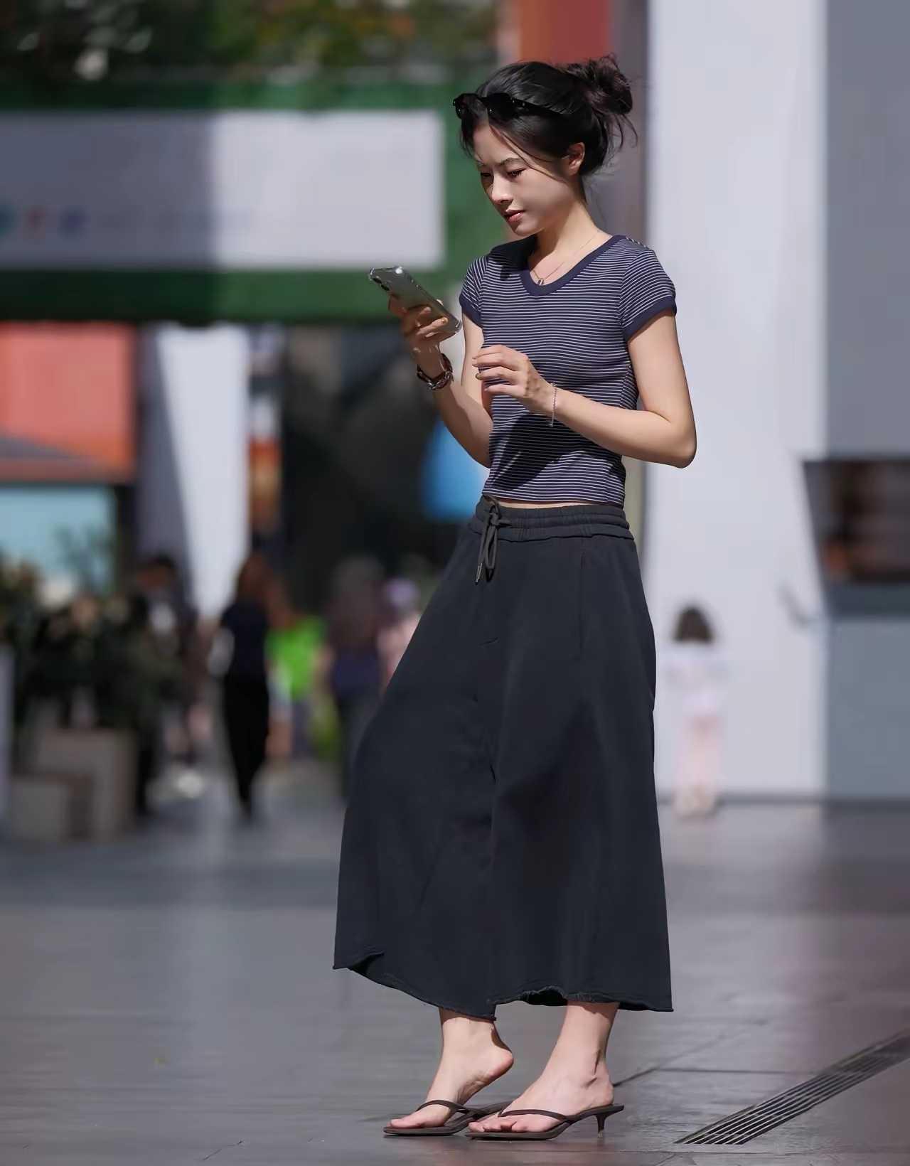 这就是典型的广东妹子吗，瘦精精的身材穿着夹脚拖