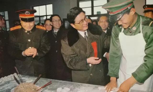 1995年黄菊在春节期间慰问“南京路上好八连”，这是一个家喻户晓的部队。