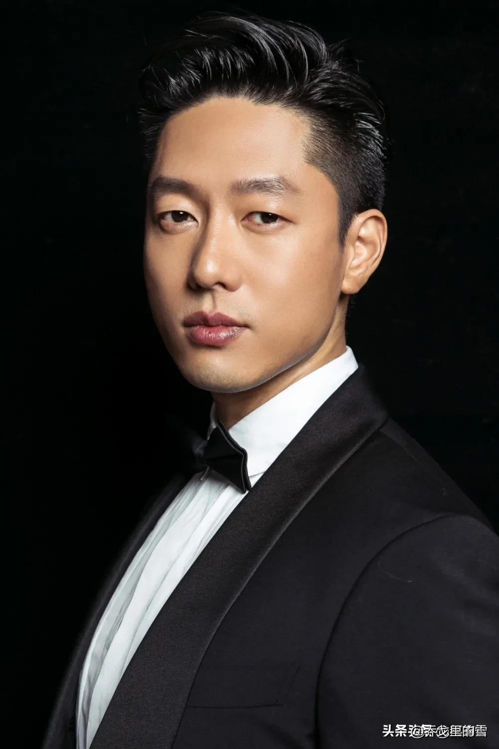 姚晨的前夫哥凌潇肃，很帅气的，尤其是他的那双单眼皮，比很多双眼爆皮好看多了，是一