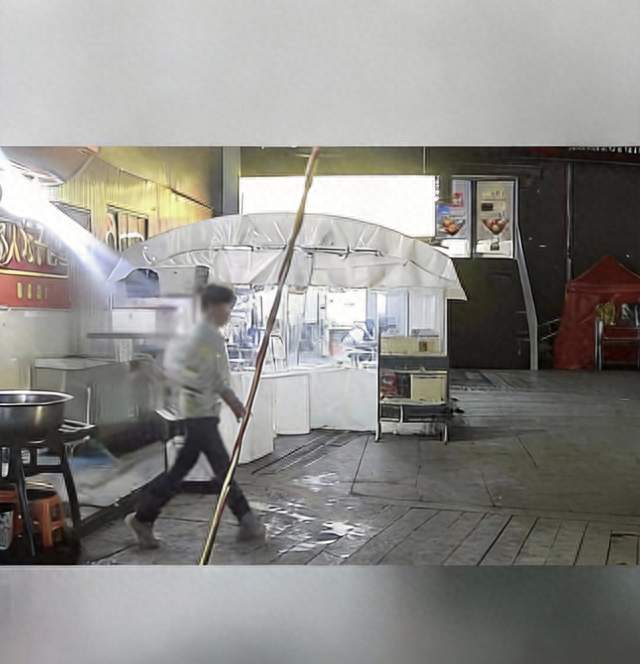 善行如救命稻草: 烤鱼店老板的善举与奇迹