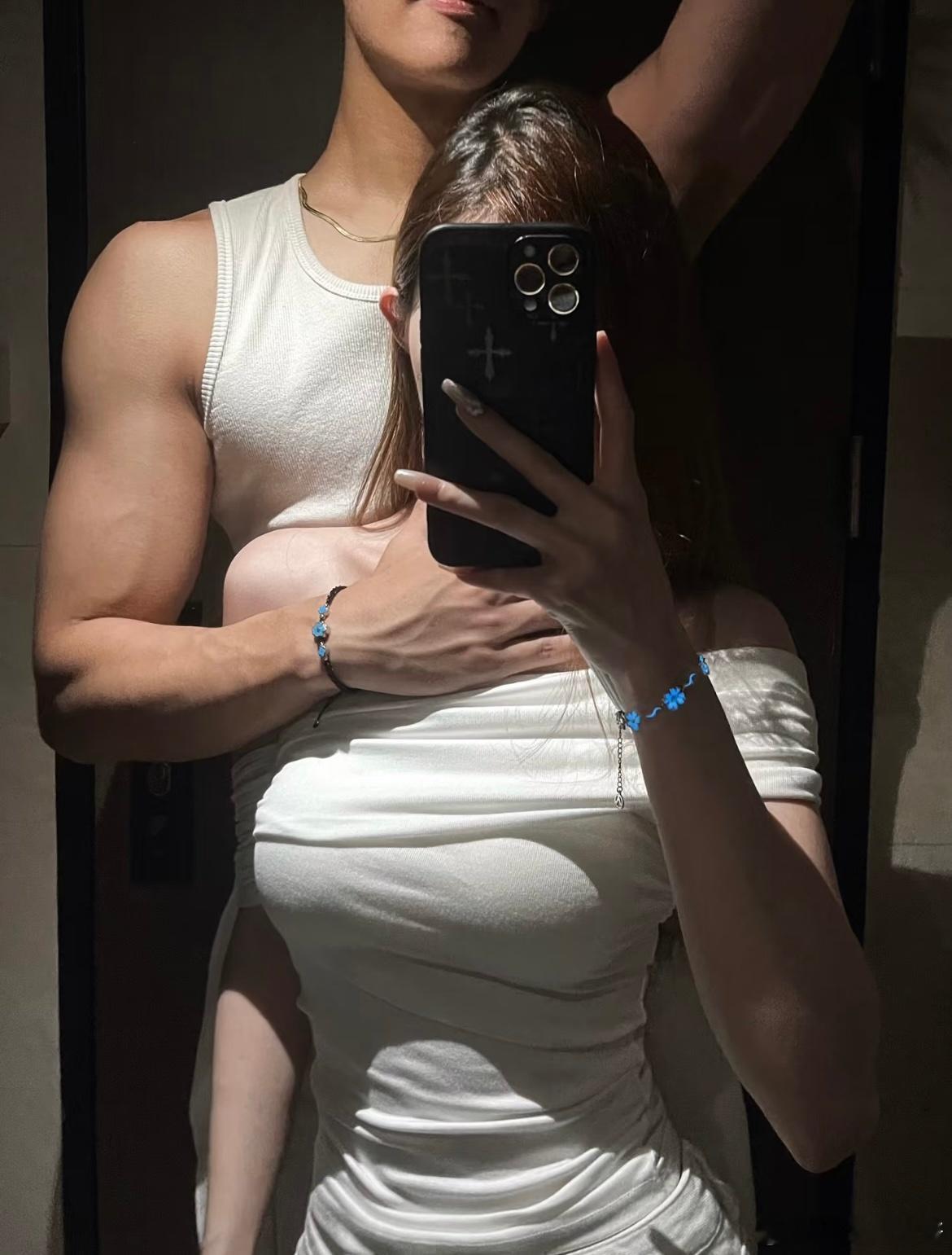 和肌肉男朋友的第一张权威照片​​​