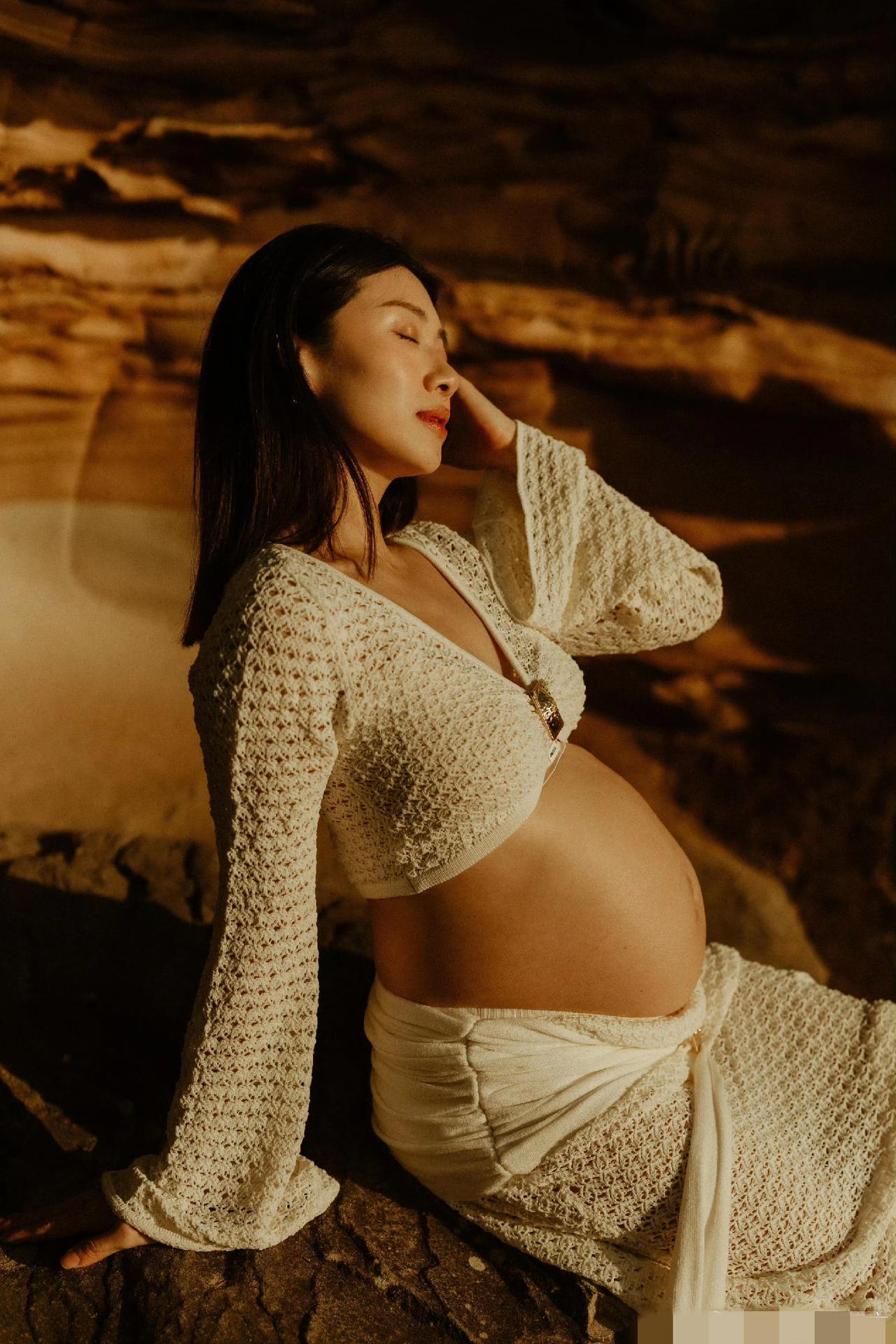 程晓玥二胎孕肚写真曝光，孕肚圆润饱满却不见妊娠纹，状态轻盈令人羡。孕晚期依旧神采