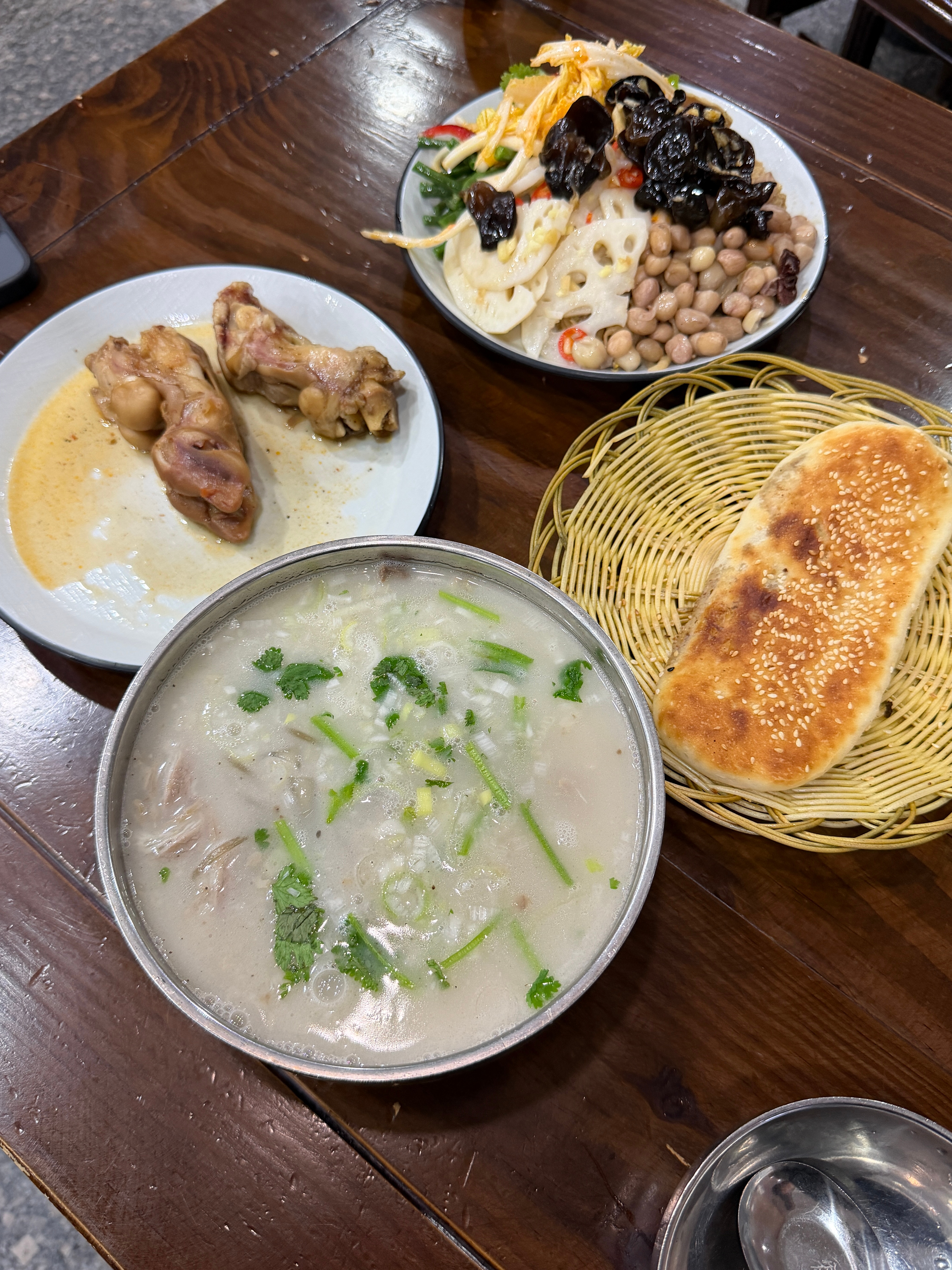 今日午餐羊肉汤，烧饼，麻辣羊蹄，凉菜拼盘一共40元宝宝们午餐吃的什么呀，抽