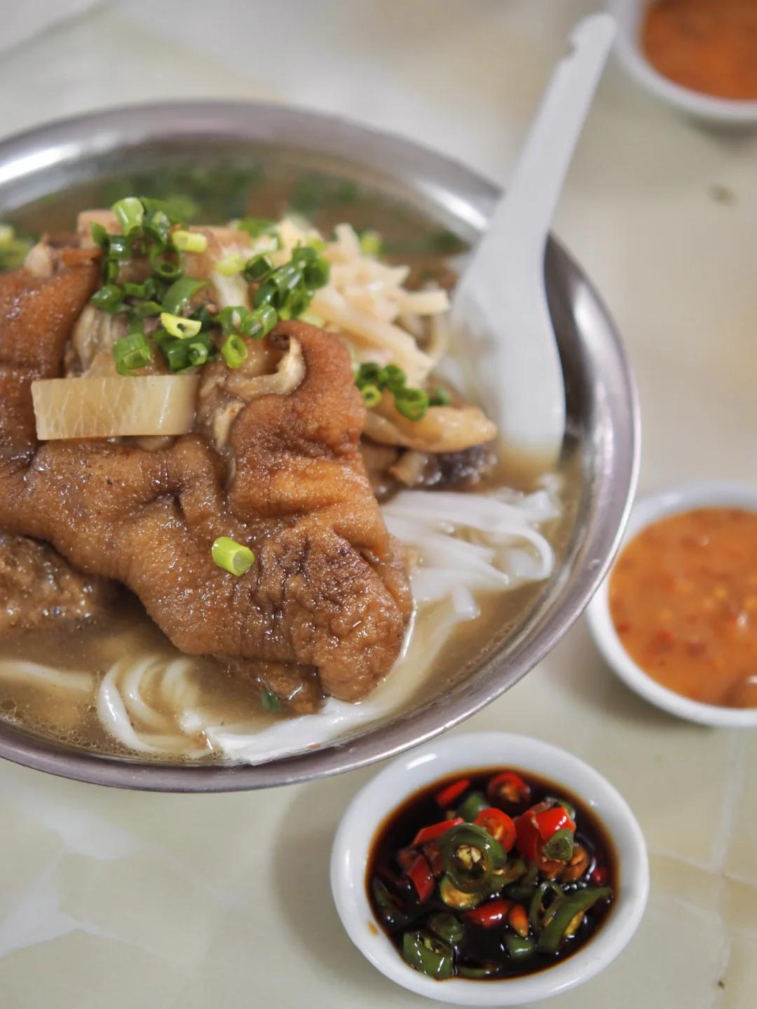 广西旅游，北海美味早餐攻略！广西北海早餐推荐：1、猪脚粉、侨港蟹仔粉、海鲜全
