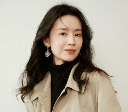 董洁冲上了热搜原因是这次在节目中她完全不掩饰了甚至直接说自己牙坏了，正在做大调