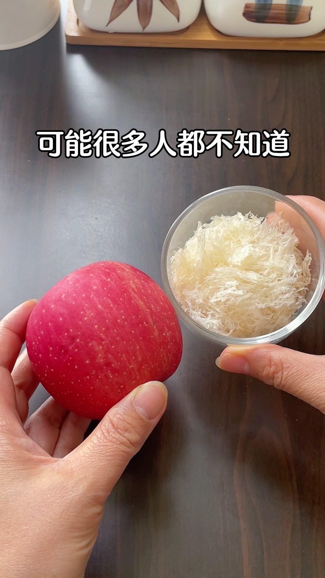 🌟夏日干燥总难受，苹果银耳组合来救场！我家常喝的早餐热饮就是它，香甜润口，大人