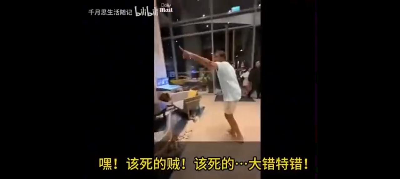 印度人撒泼打滚，酒店无能为力。为什么不报警？然而整个视频服务人员全程解释。