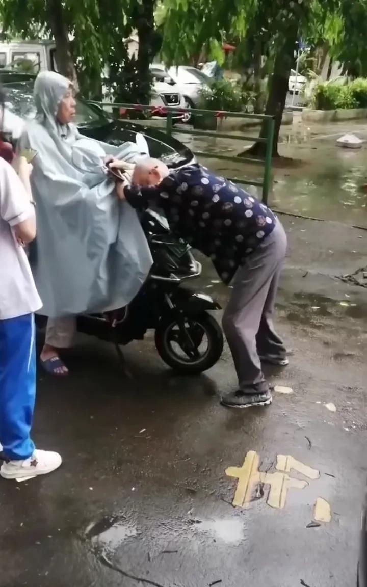 6月13日早上，海南秀英区金鼎路，一大爷带着孙女去上学，碰到一位年龄更大的大爷碰