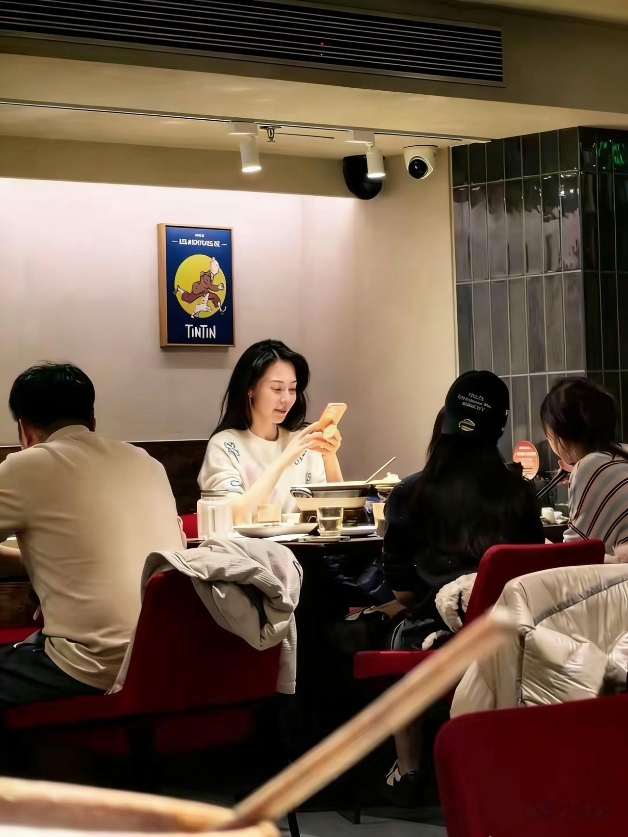 吃饭偶遇黄梦莹，电视里平平无奇，但是生活中真是美啊​​​​[爱心]