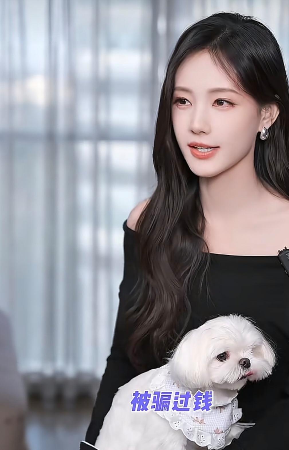 演员李一桐在采访里自曝，曾经被熟人借走六七位数巨款。当初对方说得恳切，承诺隔