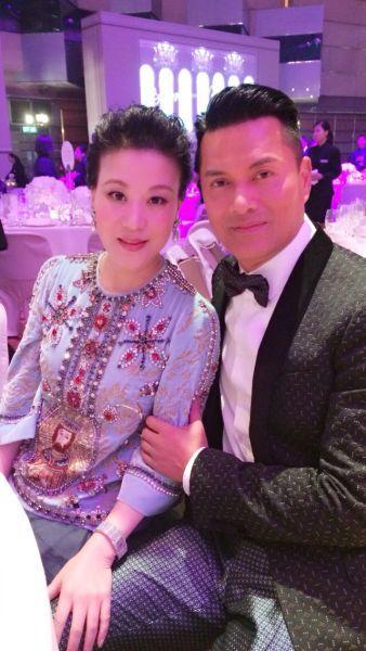 吕良伟三任妻子都好美，但论显年轻，她们都比不过他。​​​