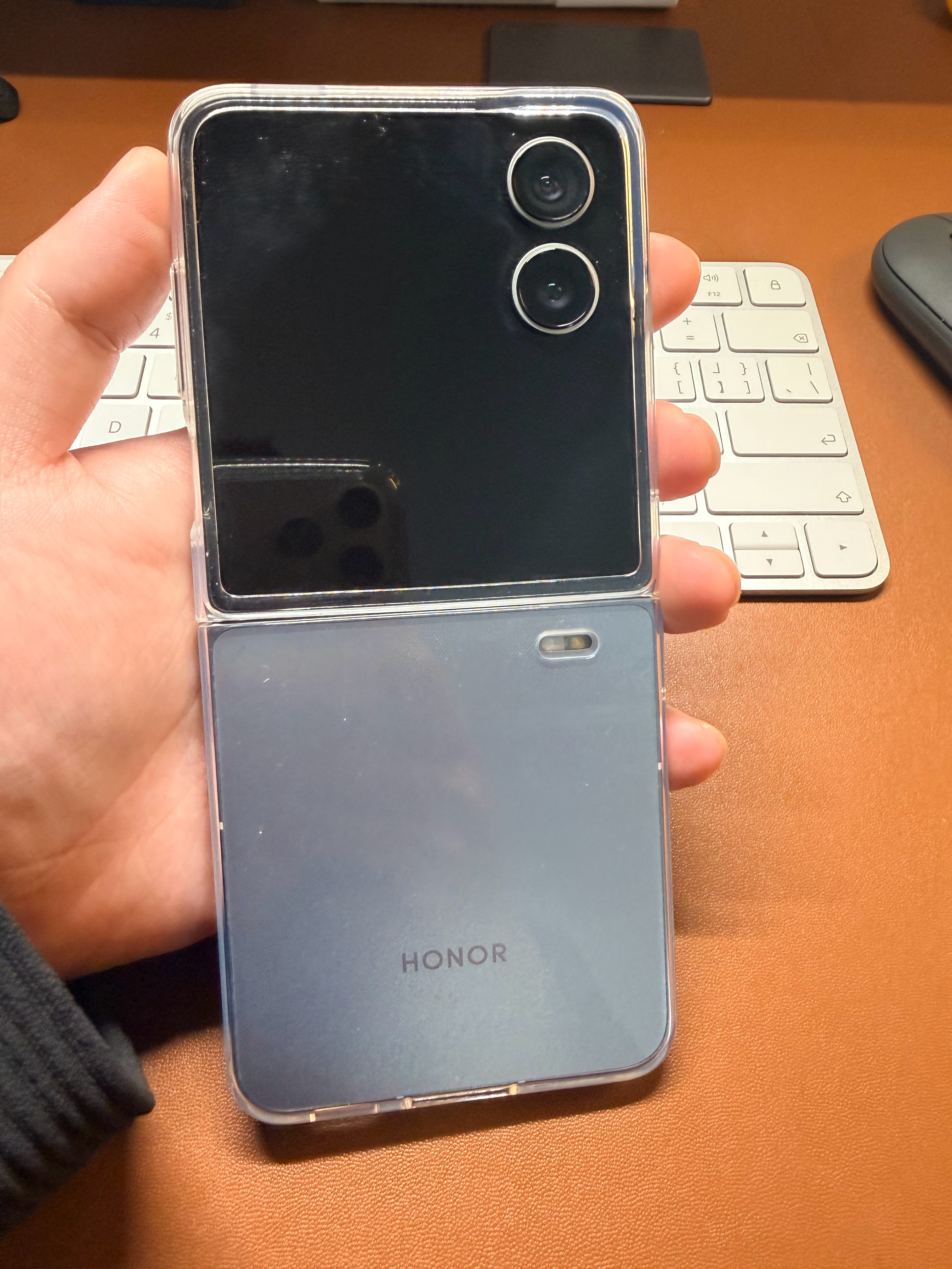 最近以我的体验来说应该是荣耀了，在小折叠屏里面看看这个折痕确实很强有木有折叠手机