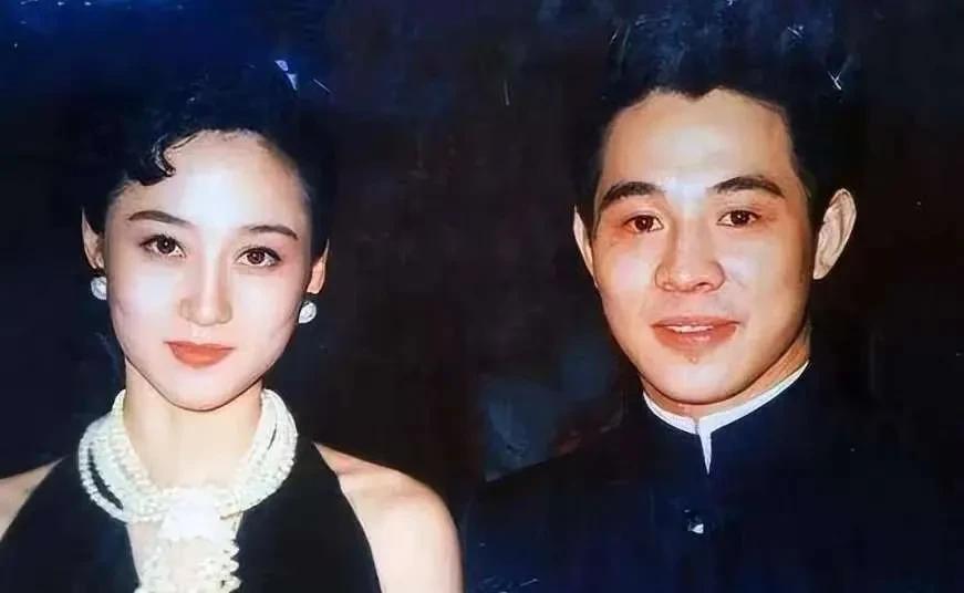 主持人问李连杰:“演员的绯闻最多了，你和利智结婚后怎么就没了绯闻呢？”李连杰说: